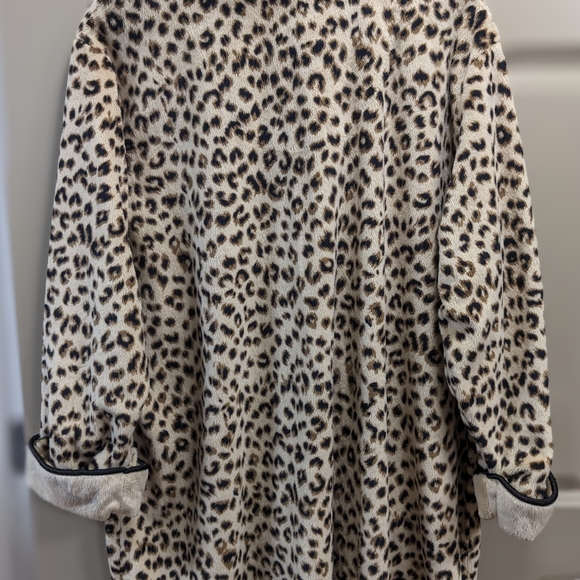 Leopard Print Fleece Robe - Picture 8 of 16